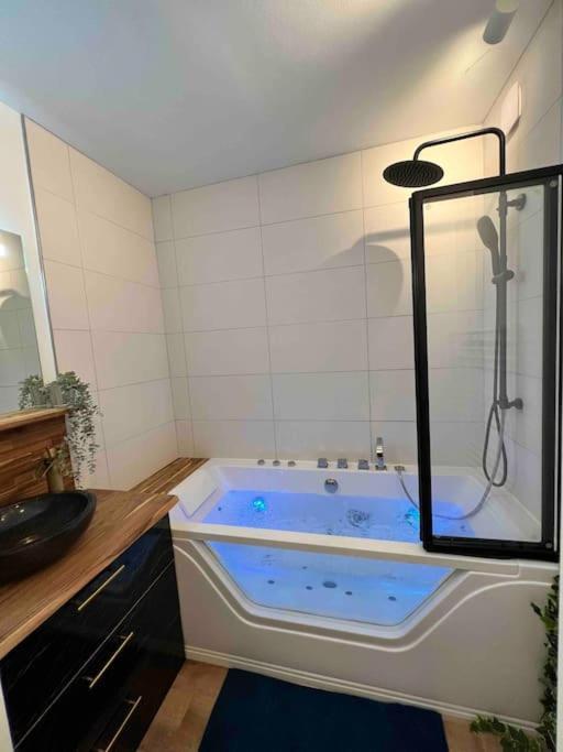 וילאורבן Balneo & Sauna, Sejour Detente Aux Teinturiers - Metro Charpennes - Garage מראה חיצוני תמונה
