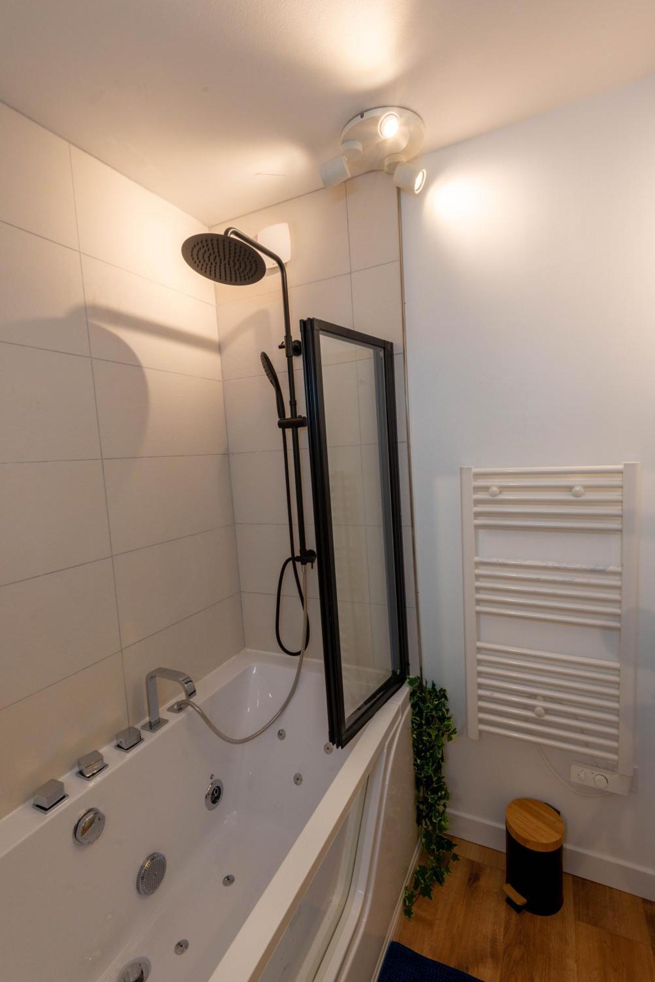 וילאורבן Balneo & Sauna, Sejour Detente Aux Teinturiers - Metro Charpennes - Garage מראה חיצוני תמונה
